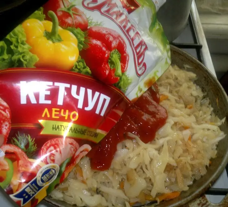 Тушёная капуста с сардельками, "махеевъ", россия: шаг 6