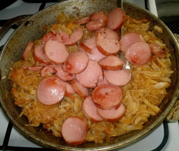 Тушёная капуста с сардельками, "махеевъ", россия: шаг 11