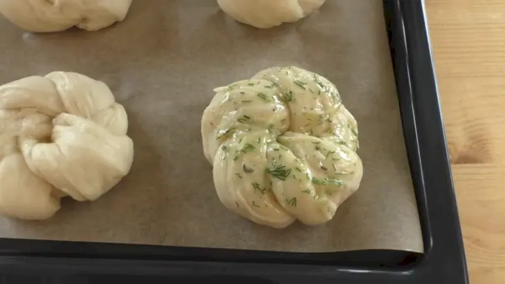 Булочки с чесноком и зеленью: шаг 4