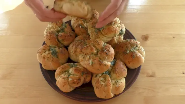 Булочки с чесноком и зеленью: шаг 5