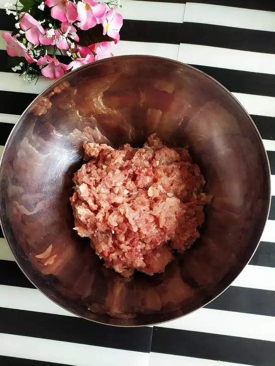 Мясной рулет с начинкой из яиц и кетчуп "махеевъ", россия: шаг 2