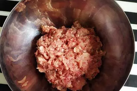 Мясной рулет с начинкой из яиц и кетчуп "махеевъ", россия: шаг 2