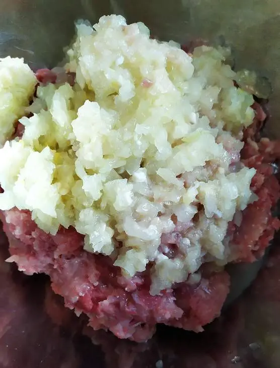 Мясной рулет с начинкой из яиц и кетчуп "махеевъ", россия: шаг 3