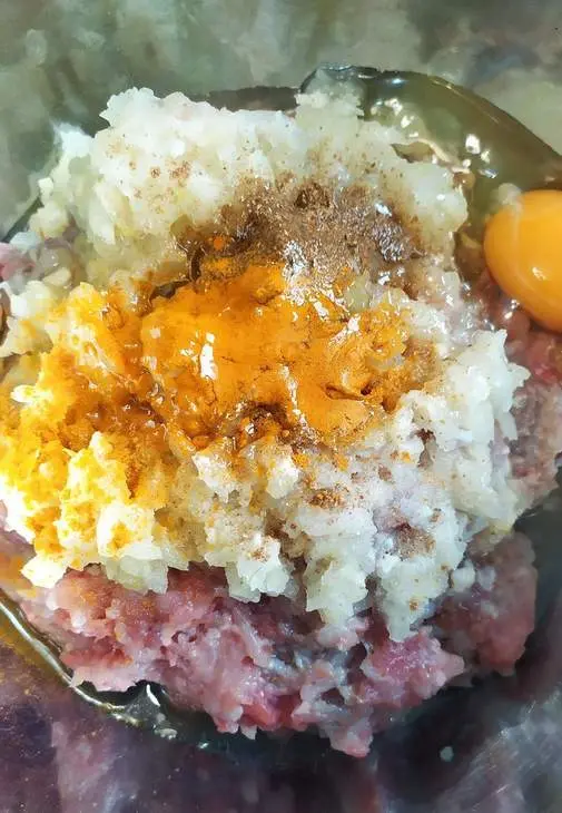 Мясной рулет с начинкой из яиц и кетчуп "махеевъ", россия: шаг 4