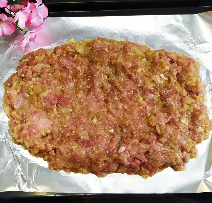 Мясной рулет с начинкой из яиц и кетчуп "махеевъ", россия: шаг 5