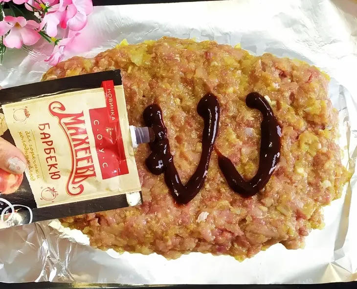 Мясной рулет с начинкой из яиц и кетчуп "махеевъ", россия: шаг 6