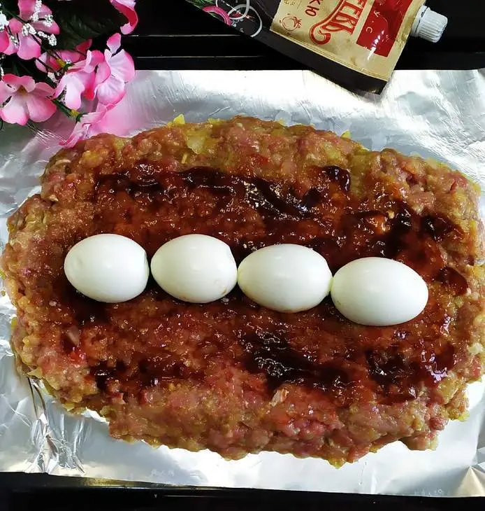 Мясной рулет с начинкой из яиц и кетчуп "махеевъ", россия: шаг 7