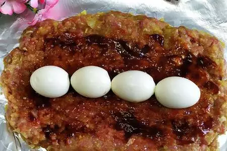 Мясной рулет с начинкой из яиц и кетчуп "махеевъ", россия: шаг 7
