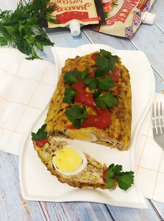 Мясной рулет с начинкой из яиц и кетчуп "махеевъ", россия: шаг 10