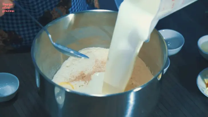 Печёные пирожки с куриным яйцом и зеленым луком: шаг 1