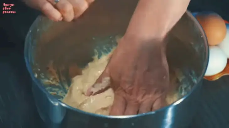 Печёные пирожки с куриным яйцом и зеленым луком: шаг 2