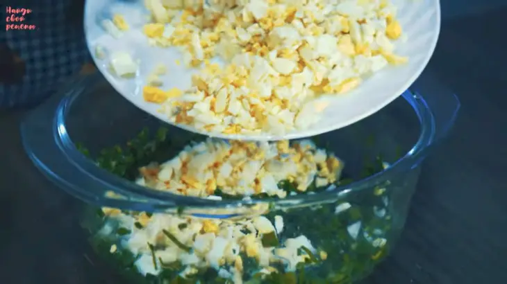 Печёные пирожки с куриным яйцом и зеленым луком: шаг 3