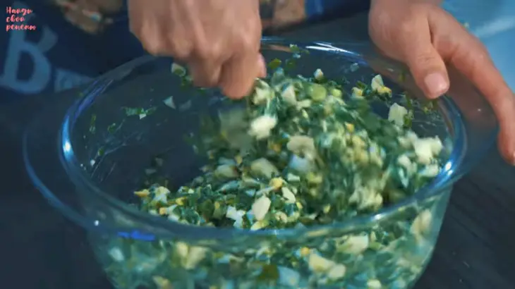 Печёные пирожки с куриным яйцом и зеленым луком: шаг 4