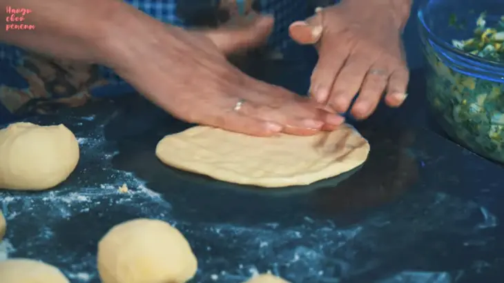 Печёные пирожки с куриным яйцом и зеленым луком: шаг 5