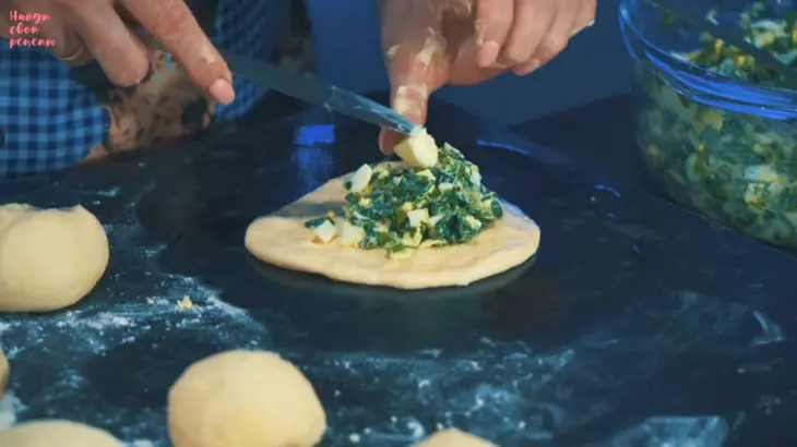 Печёные пирожки с куриным яйцом и зеленым луком: шаг 6