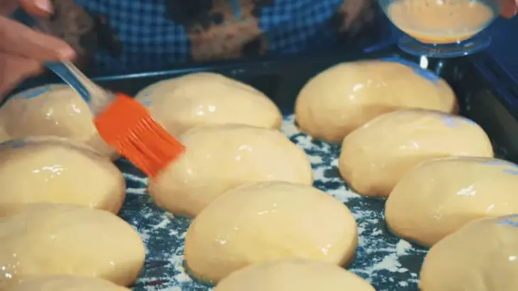 Печёные пирожки с куриным яйцом и зеленым луком: шаг 7