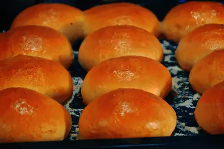 Печёные пирожки с куриным яйцом и зеленым луком: шаг 8