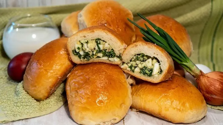 Печёные пирожки с куриным яйцом и зеленым луком: шаг 9