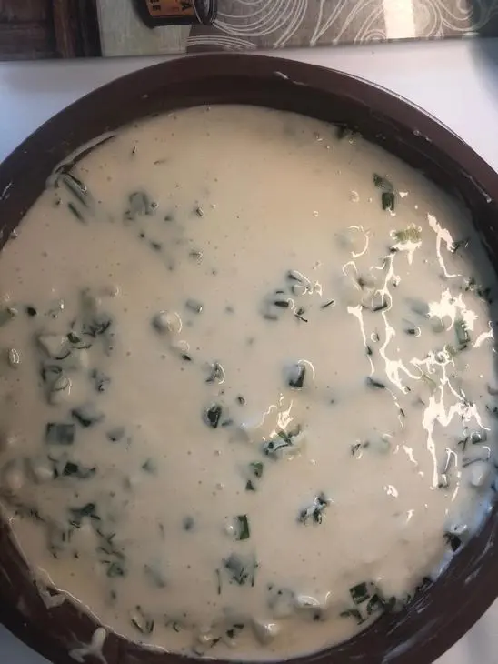 Заливной пирог на кефире с луком и яйцами: шаг 5