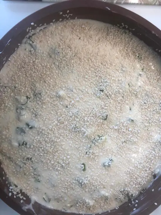 Заливной пирог на кефире с луком и яйцами: шаг 6