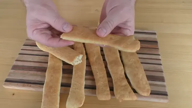 Колбаса из крошек - интересный рецепт закуски: шаг 1