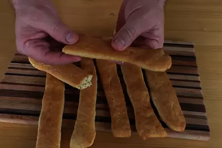 Колбаса из крошек - интересный рецепт закуски: шаг 1