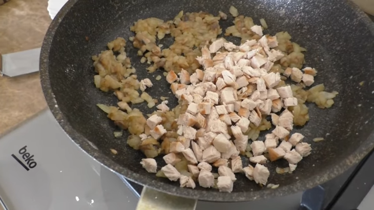 Колбаса из крошек - интересный рецепт закуски: шаг 2