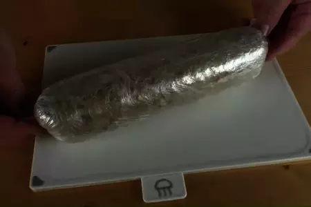 Колбаса из крошек - интересный рецепт закуски: шаг 4