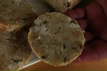 Колбаса из крошек - интересный рецепт закуски: шаг 5