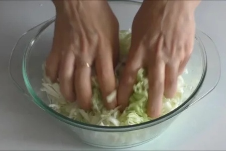Салат из капусты с изюмом и сливами: шаг 2
