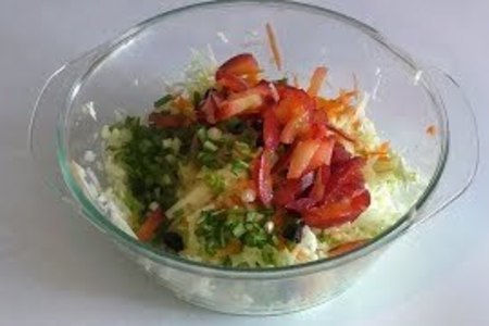 Салат из капусты с изюмом и сливами: шаг 4