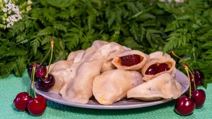 Классические вареники с вишнями: шаг 9