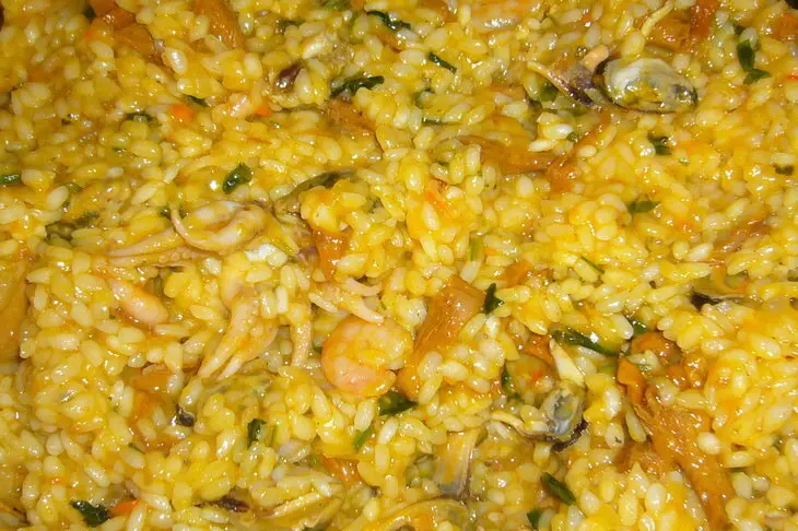 Ризотто с морепродуктами и грибами: шаг 6