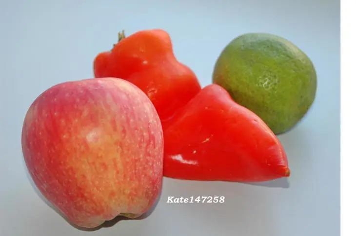 Салат из сладкого перца, пророщенной пшеницы с яблоками и кедровыми орешками: шаг 1