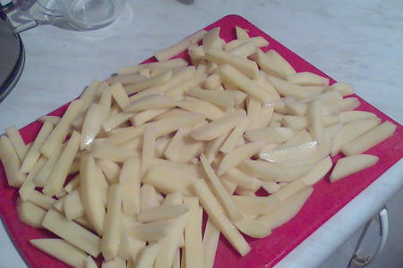 Жаренная картошечка на сале со шпикачками: шаг 2
