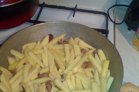 Жаренная картошечка на сале со шпикачками: шаг 5