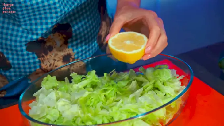 Салат с тунцом и кукурузой: шаг 1