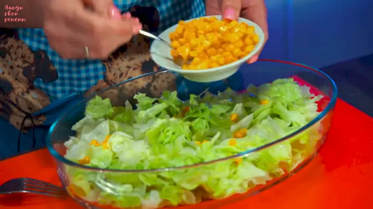 Салат с тунцом и кукурузой: шаг 2