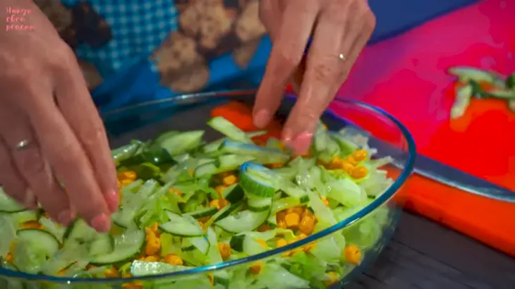 Салат с тунцом и кукурузой: шаг 3