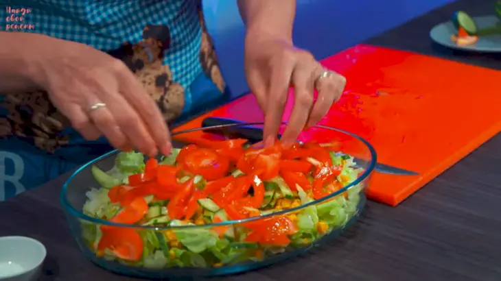 Салат с тунцом и кукурузой: шаг 4
