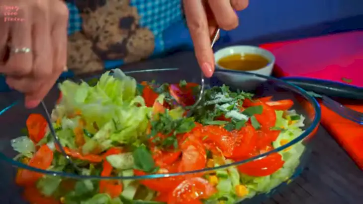Салат с тунцом и кукурузой: шаг 6