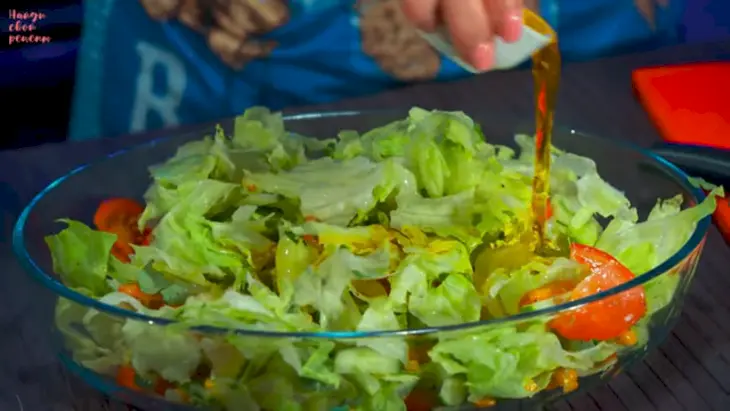 Салат с тунцом и кукурузой: шаг 7