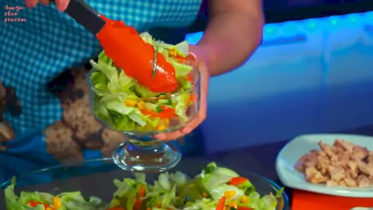 Салат с тунцом и кукурузой: шаг 8