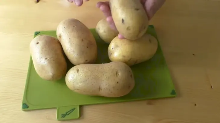 Запеченный картофель в духовке с чесноком и укропом: шаг 1