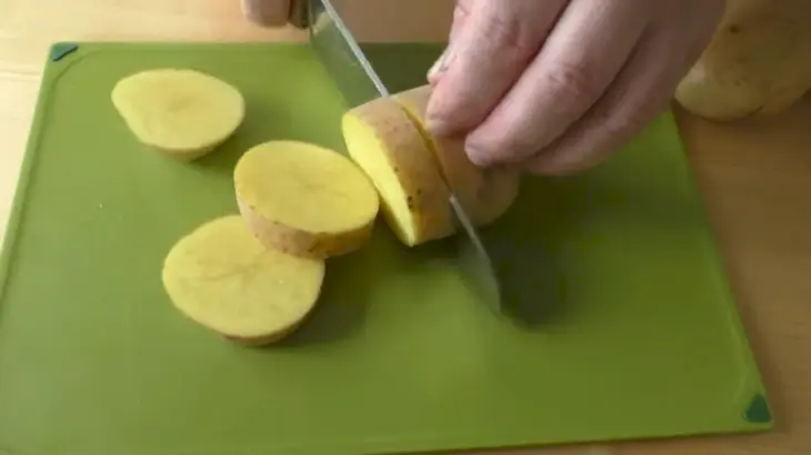 Запеченный картофель в духовке с чесноком и укропом: шаг 2