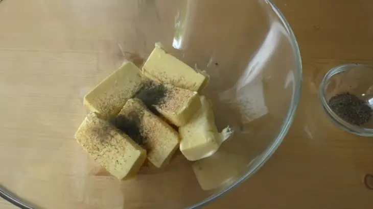 Запеченный картофель в духовке с чесноком и укропом: шаг 3