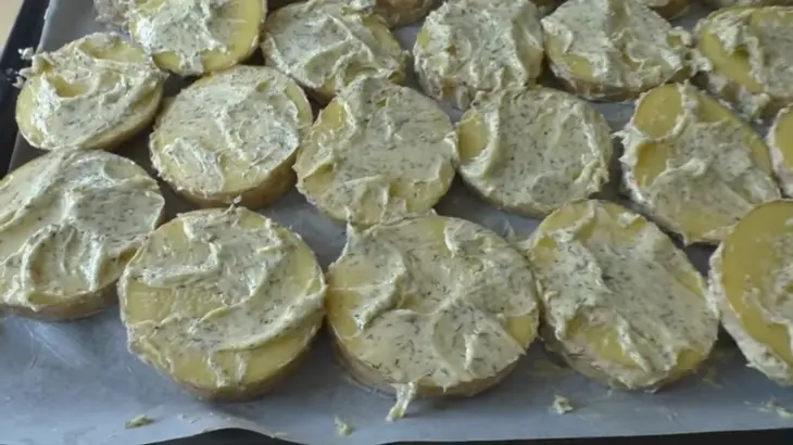 Запеченный картофель в духовке с чесноком и укропом: шаг 4