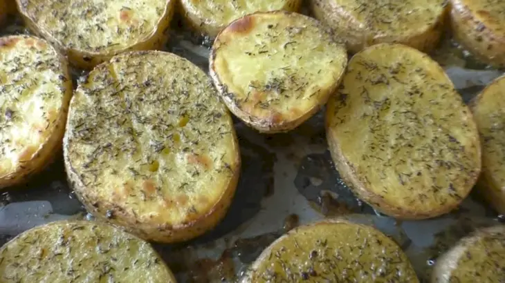Запеченный картофель в духовке с чесноком и укропом: шаг 5
