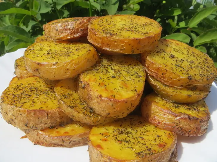 Запеченный картофель в духовке с чесноком и укропом: шаг 6