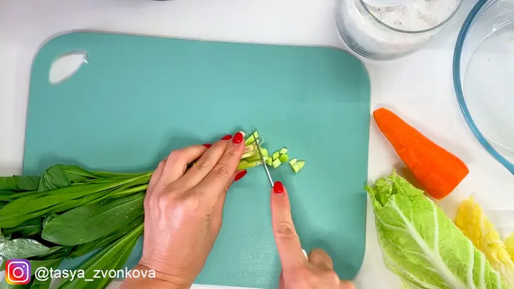 Салат из пекинской капусты с колбой (черемшой): шаг 1